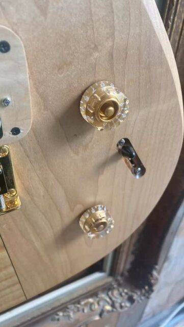 And another student finished his project!! This means 1 open spot in the ‘build your dream guitar’ building course #gitaarateliermarlonradjinkewaldar #handbuiltguitars #gitaaratelierroermond #weerstandroermond #gitaarliefhebbers #guitarbuildingcourse #gitaaratelier #vintagestyle #bespokeguitar #bespokeguitars #readytorock #humbuckers #handmadeguitars