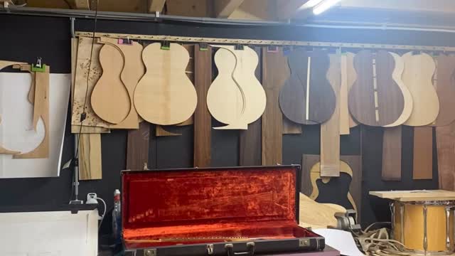 Projects on the go.  #handbuiltguitars #gitaarateliermarlonradjinkewaldar #gitaaratelierroermond 
ionlycaneffordonedreamguitar