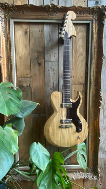 Every guitar that’s built during the workshops is completely custom designed. Today Marc’s project crossed the finish. A beast of a guitar! Swamp-ashbody, maple neck, four season handwound custom P90, Indian rosewood accents and Schaller hardware…#handbuiltguitars #gitaarateliermarlonradjinkewaldar #gitaarliefhebbers