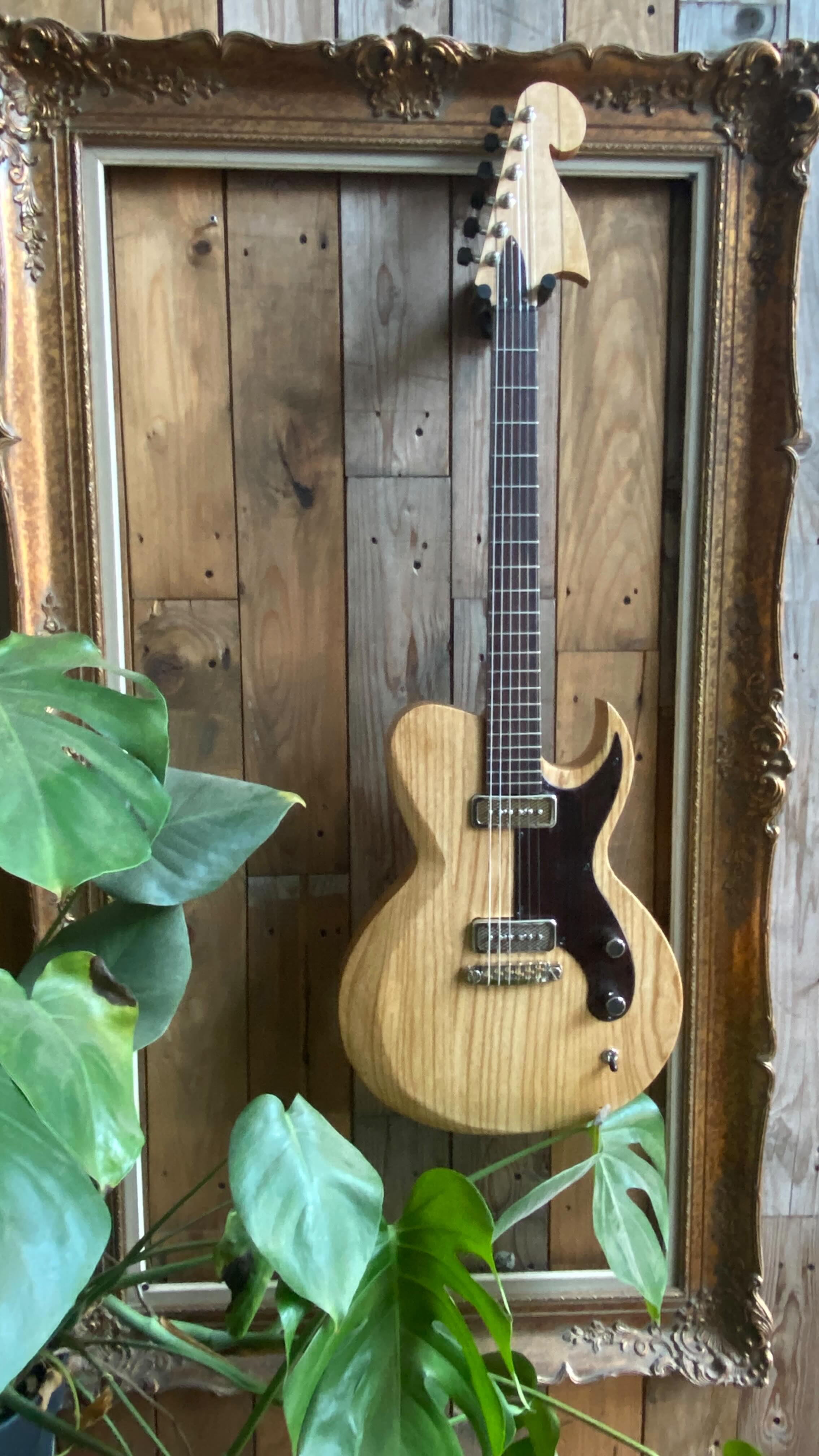 Every guitar that’s built during the workshops is completely custom designed. Today Marc’s project crossed the finish. A beast of a guitar! Swamp-ashbody, maple neck, four season handwound custom P90, Indian rosewood accents and Schaller hardware…#handbuiltguitars #gitaarateliermarlonradjinkewaldar #gitaarliefhebbers