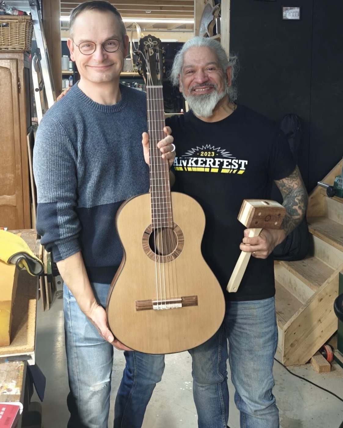 Today Bas finished his guitar. It was a genuine pleasure to have him in the building course. And this Ramirez inspired classical is a looker and sounds as stunning as it looks. Well done Bas!! Are you the next to built your guitar gitaar atelier Marlon Radjin Kewaldar?